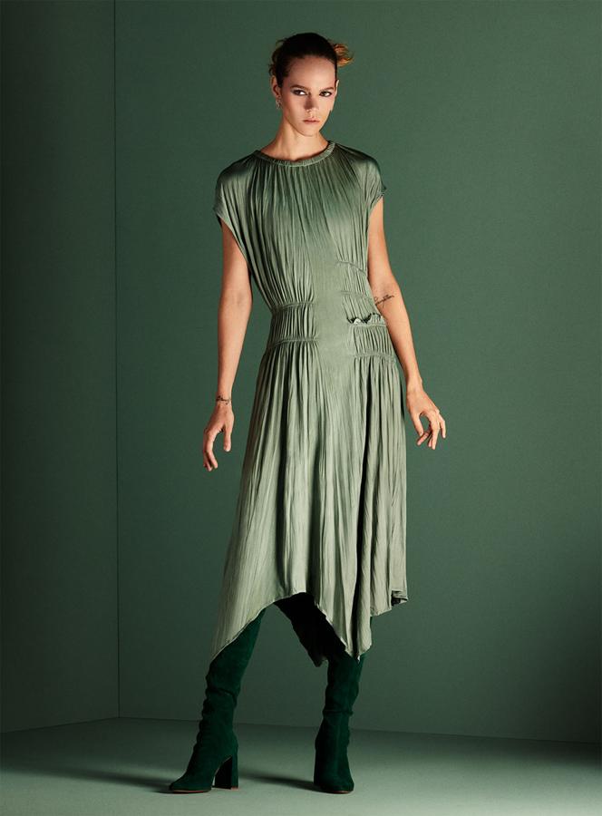 El vestido de la nueva colección de Zara cuesta 25.95 euros y las botas over the knee, 149.95 euros.