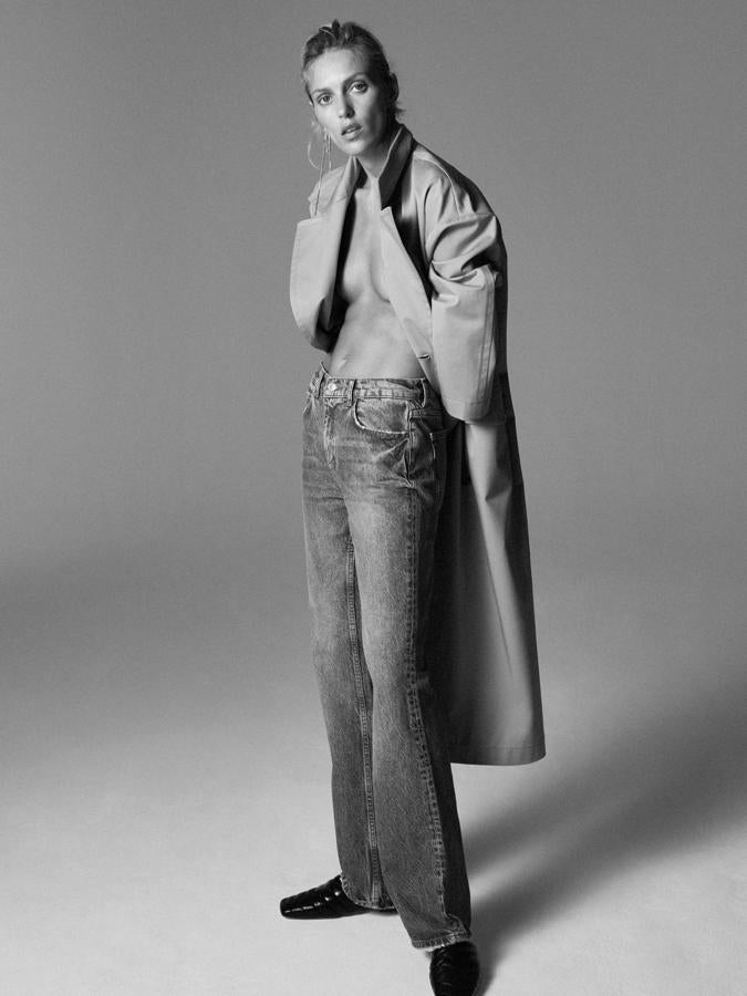 El trench largo color cámel cuesta 79.95 euros, y los jeans 'bootcut' de la nueva colección de Zara, 39.95 euros.