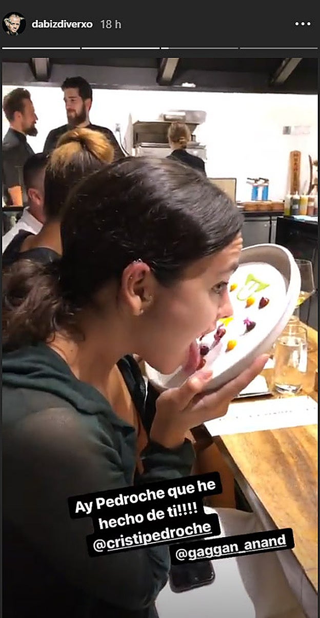 La pareja degustaba uno de los platos más típicos del restaurante.