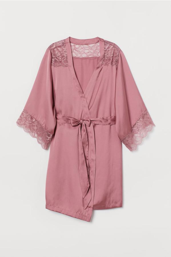Las prendas lencera son tendencia y cada vez se usan más para looks elegantes y de noche. Este kimono de satén con encaje rosa (también disponible en negro) cuesta 24,99 euros.