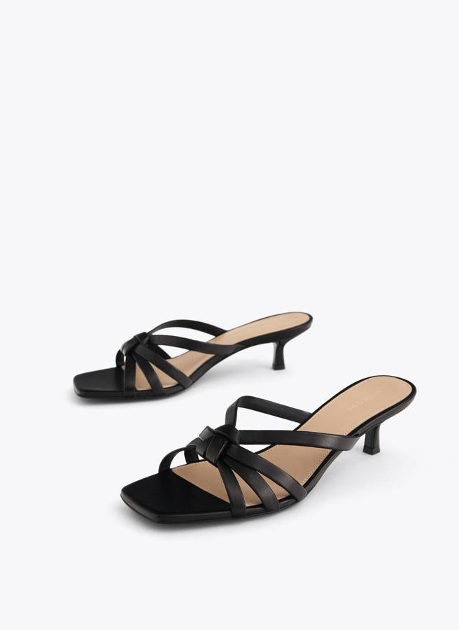 En Uterüe puees econtrar estos mules negros de tiras por 79 euros.