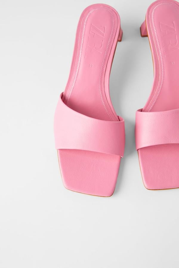 En Zara hay están estos mules rosas de punta cuadrada por 39,95 euros. También los hay disponibes en verde.