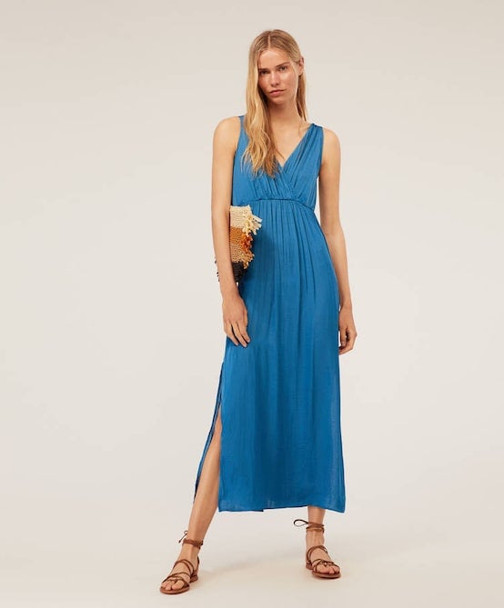 Vestido largo azulado con aberturas laterales y escote cruzado. Perfecto para cualquier ocasión: playa, eventos especiales, trabajo, looks de invitada... (35,99 euros).