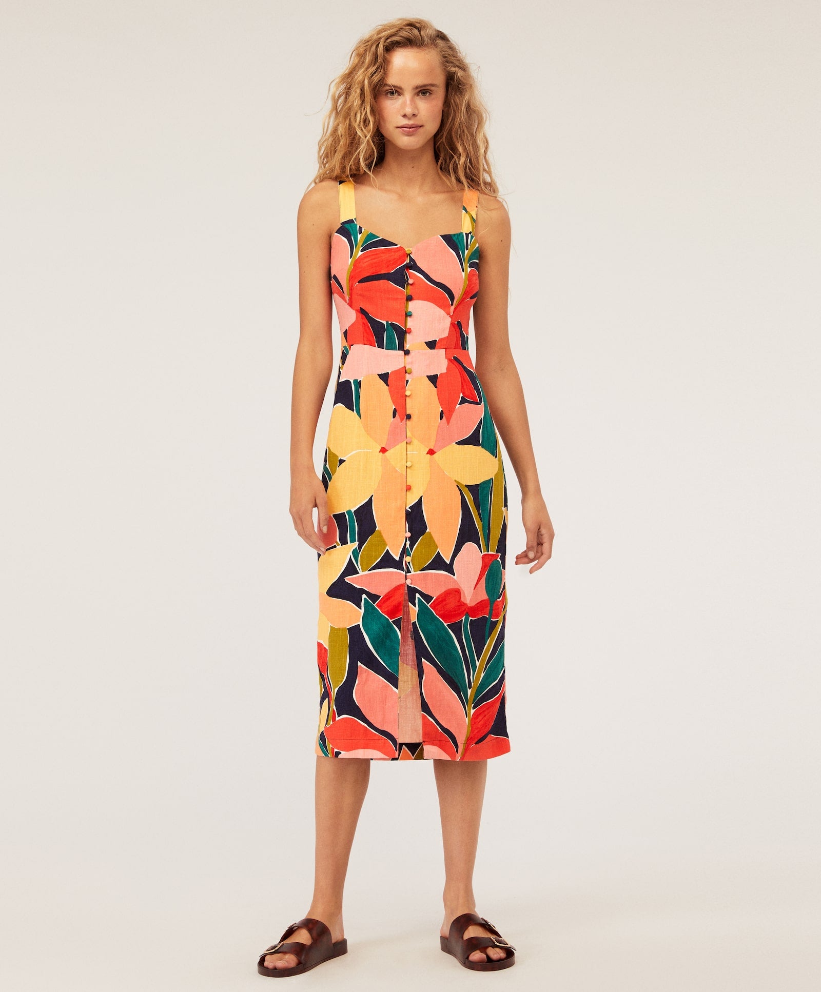 Este vestido entallado de la nueva colección de Oysho es un sueño. ¡Hace tipazo! (35,99 euros).