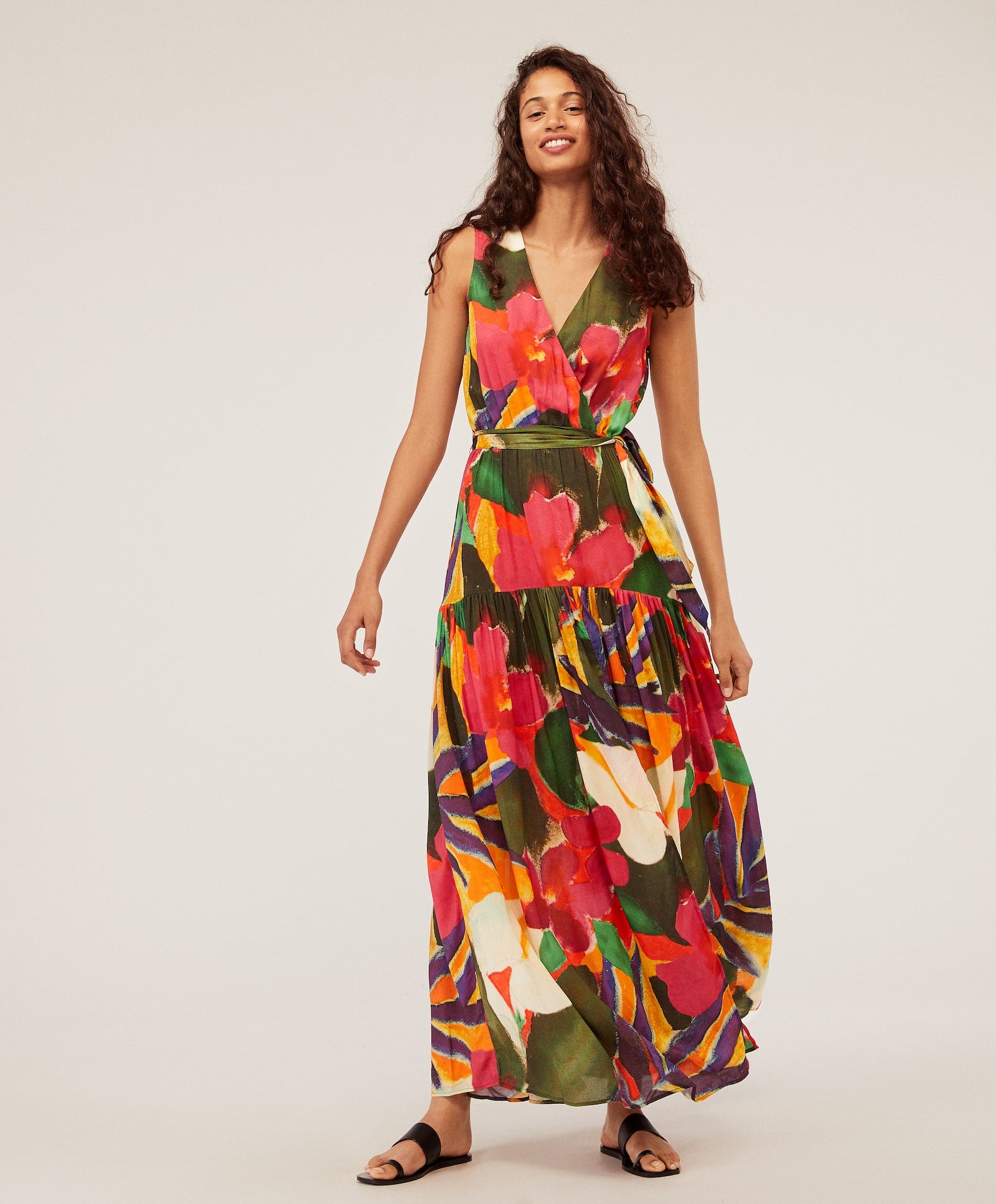 Vestido largo con estampado de flores tropicales y escote cruzado que hace un pecho precioso. (39,99 euros).