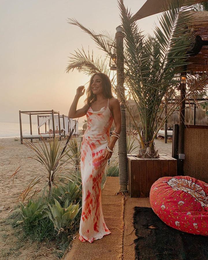 La tendencia del tye-die también llegó a Paula Ordovás y lo hizo con este vestidazo largo de Rat and Boa.