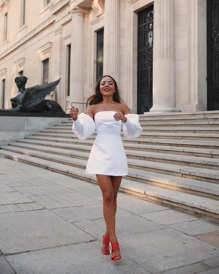 Este es el vestido blanco más bonito que ha compartido Paula Ordovás. Un diseño de Fernando claro que combinó con salones rojos de Manolo Blahnik.
