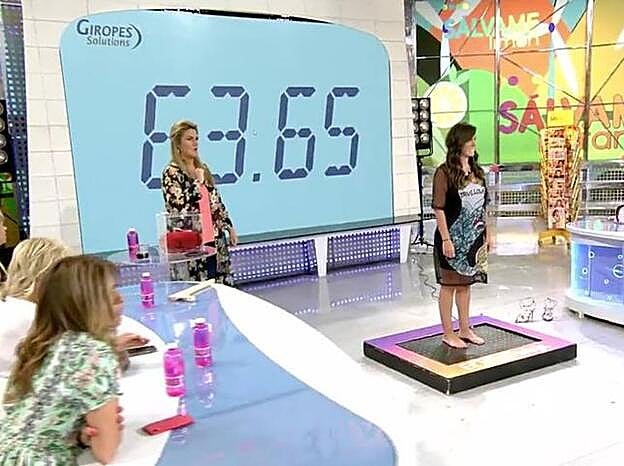 Anabel Pantoja sobre la báscula.