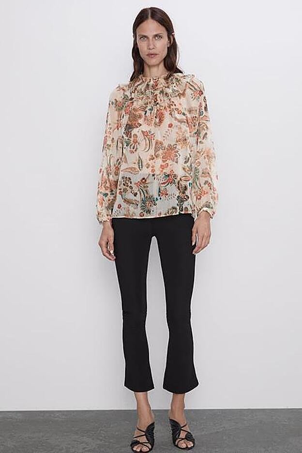 Blusa estampado floral con cuello redondo. (25,95 euros).