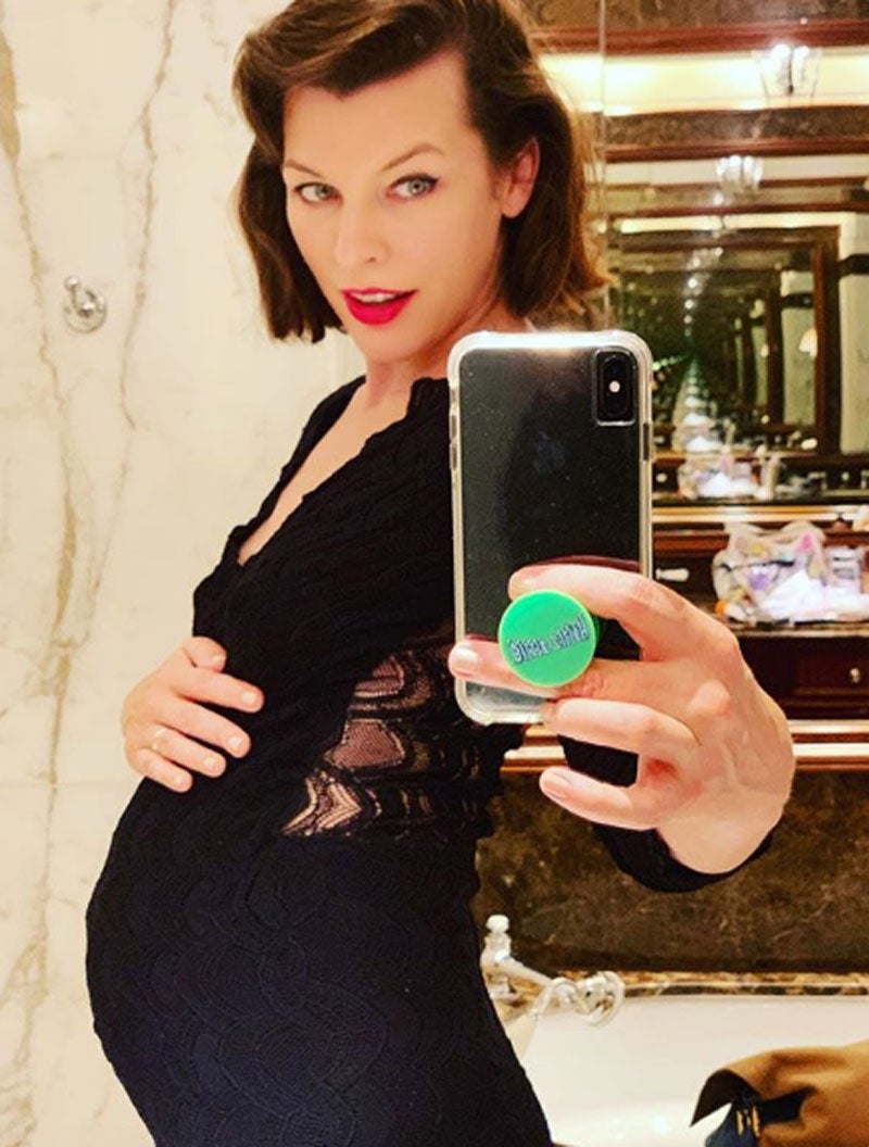La actriz y modelo Milla Jovovich está embaraza de nuevo a sus 43 años, y así quiso anunciarlo a través de su cuenta de Instagram: "Después de descubrir que estaba embarazada hace 13 semanas, tuve una mezcla de sentimientos que iban desde la alegría total hasta el terror absoluto.Debido a mi edad y la pérdida del último embarazo, no quería unirme a este potencial bebé demasiado rápido"