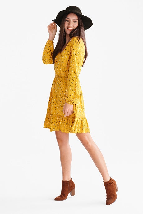 Vestido ‘Fit & Flare’ amarillo con flores. En las rebajas de C&A de 24,90 a 9,90 euros.