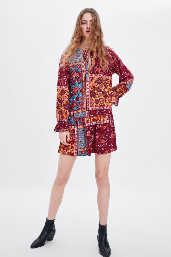 Vestido boho corto con estampado similar al ‘patchwork’. En las rebajas de Zara de 19,95 a 9,99 euros.