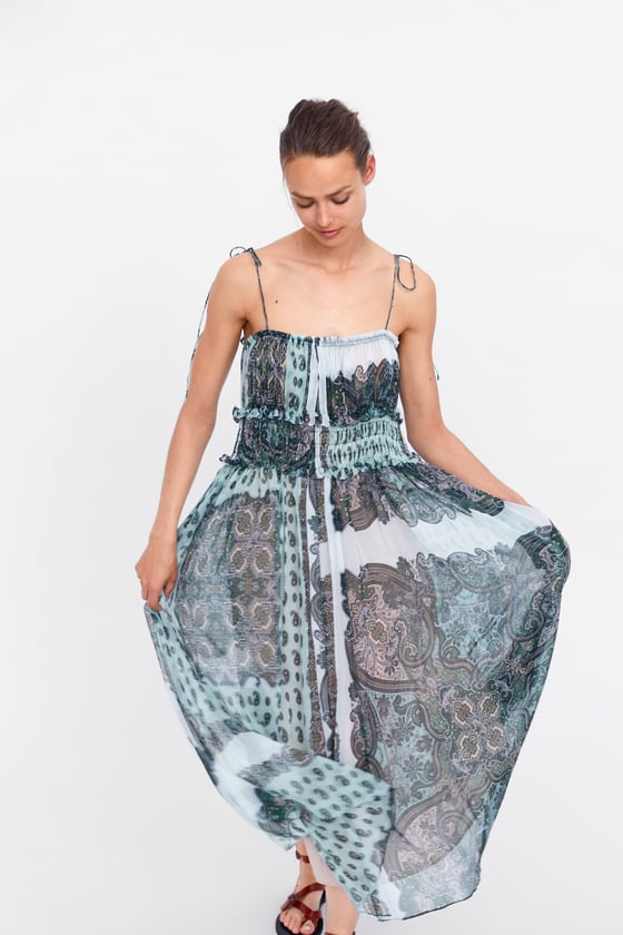 Vestido estampado de tirantes. En las rebajas de Zara de 69,95 a 9,99 euros.