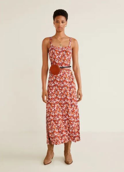 Vestido de flores con tirantes. En las rebajas de Mango de 19,99 a 9,99 euros.
