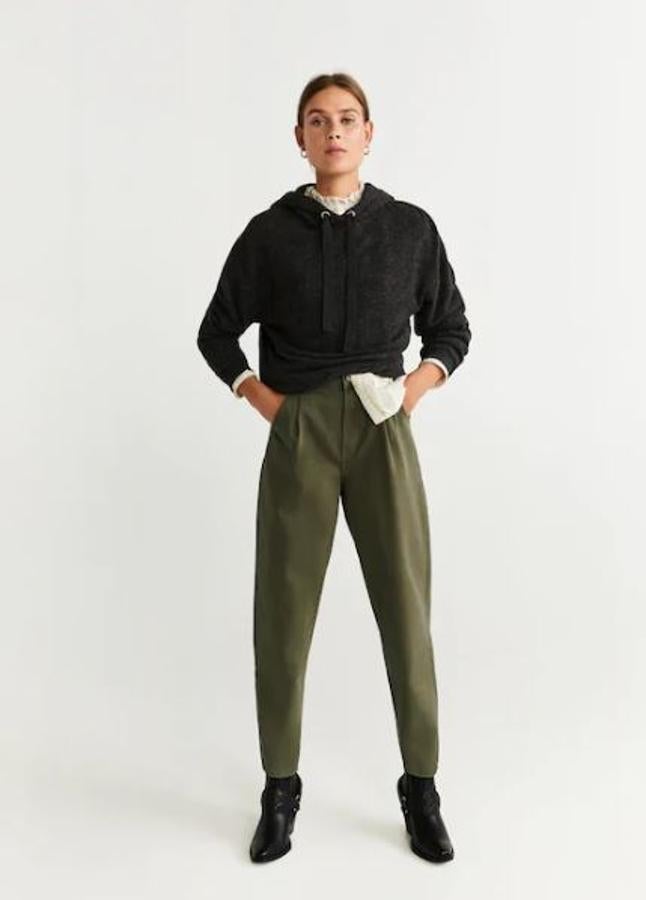 Jeans 'baggy Regina' en Khaki con pinzas. En Mango por 29,99 euros.