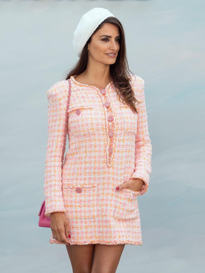 La actriz nos maravilló con un típico vestido de tweed de Chanel.