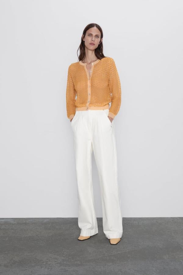 Chaqueta de punto semitransparente con manga larga y con acabados en rib, 22,95 euros.