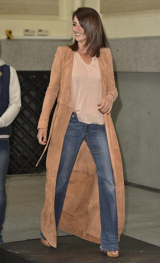 La actriz también acierta cuando se trata de combinar vaqueros. Nos encanta con este look desenfadado.