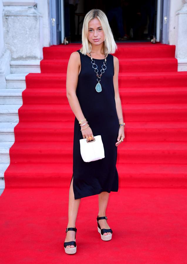 Lady Amelia Windsor tampoco estuvo a la altura con un look que nos podríamos poner para ir por el paseo marítimo este verano: un sencillo vestido negro midi, unas alpargatas de plataforma y un maxi collar.