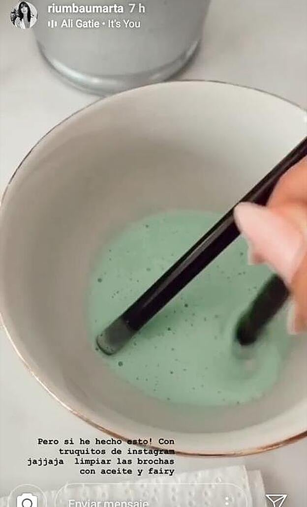 Remueve la mezcla con ayuda de una de tus brochas.