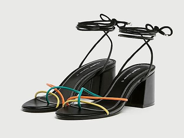 Sandalias tacón tiras en tono negro y tiras multicolor. (25,99 euros).