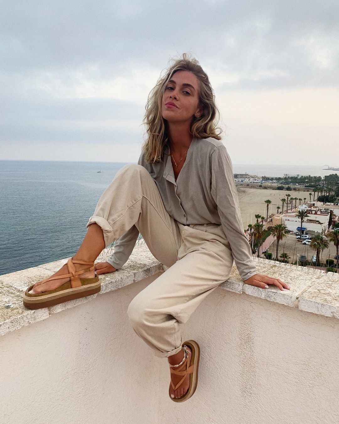 Podríamos decir que es muy diferente a las demás, y eso nos gusta porque nos aporta un  toque más informal  y minimalista, saliendo de las típicas marcas de moda a las que estamos más que acostumbradas. ¡Tiene más de 303.000 seguidores!