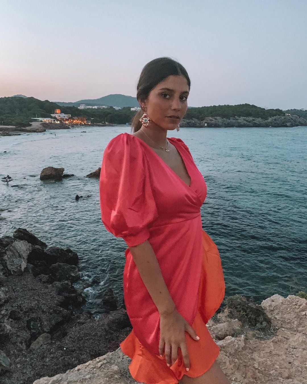 Nos encanta su dulzura a la hora de vestir, y con este  look de la imagen firmado por Mioh  nos terminó convenciendo de que se trata de una influencer a la alza. ¡Su Instagram es lo más!