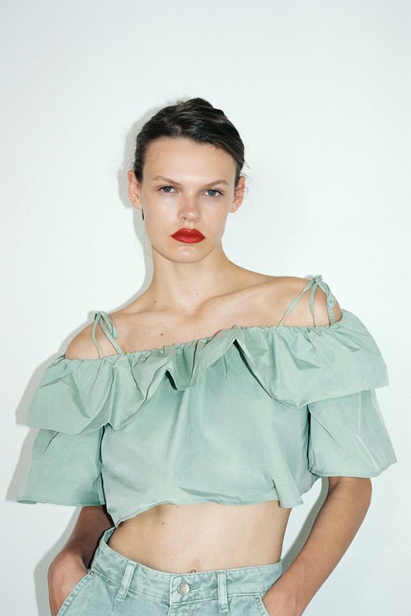 Top de escote recto con elástico y tirantes finos: 22,95 euros en Zara.