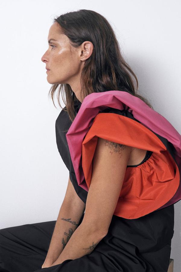 Cuerpo de cuello redondo y manga corta con volumen: 39,95 euros en Zara.