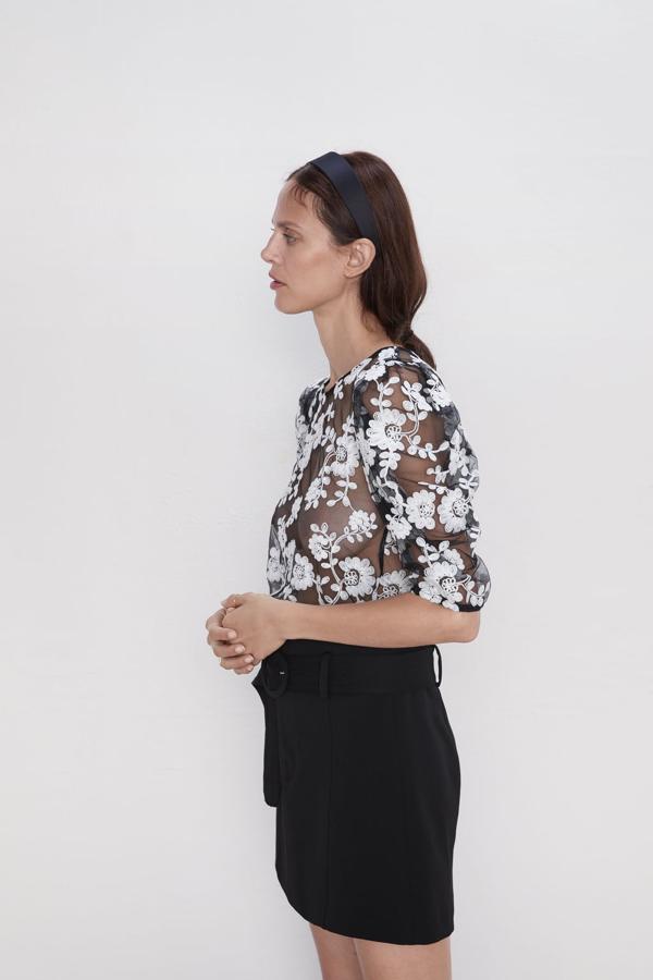 Top semitransparente con cuello redondo y manga corta: 25,95 euros en Zara.