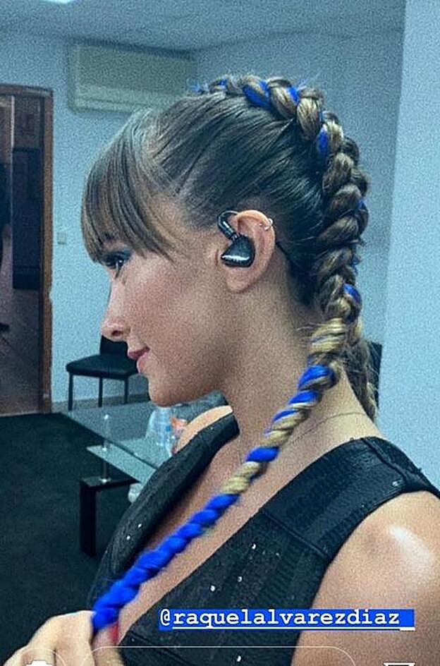 Aitana Ocaña ha lucido sus trenzas tipo boxeadora con extensiones artificiales de color azul.