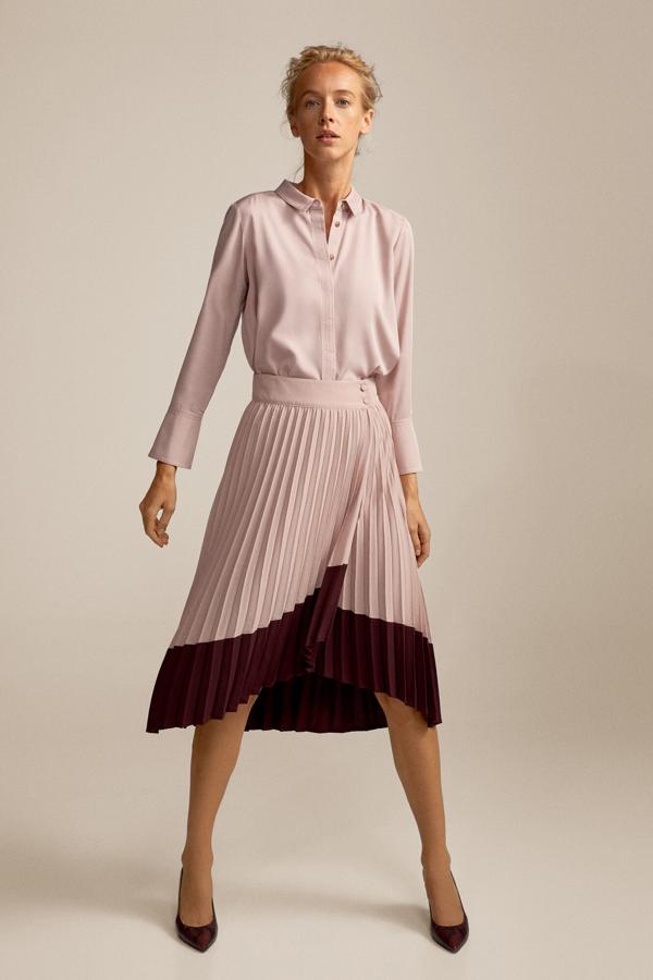 Esta falda midi plisada bicolor de la nueva colección de Pedro del Hierro (128 euros) nos parece ideal para un look de invitada de día romántico y muy femenino.