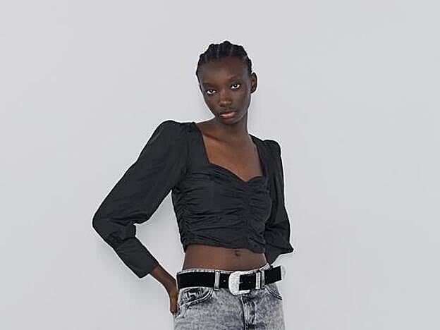 Top cropped fruncido de Zara. 25,99 euros.