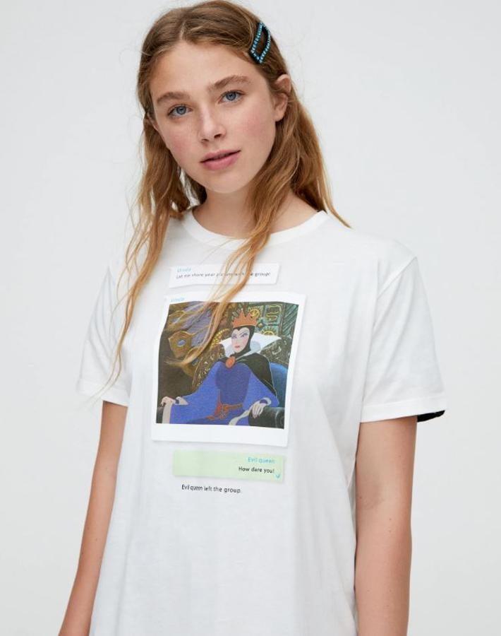 Esta  camiseta Blancanieves  con ilustración en contraste de la Reina Grimhilde, cuesta 12,99 euros.