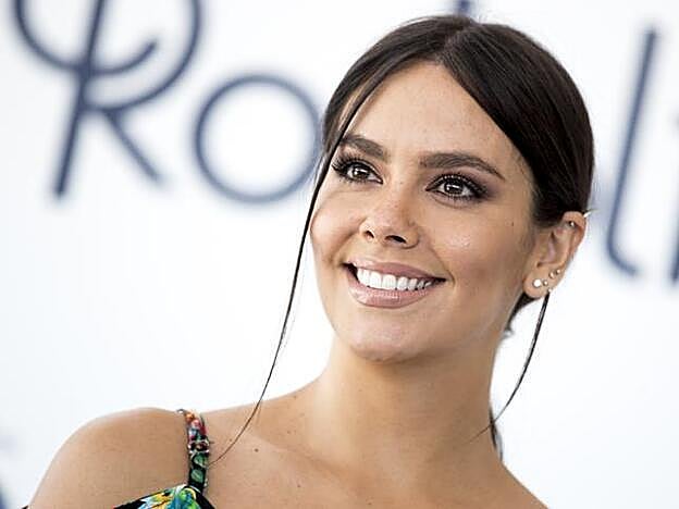 Cristina Pedroche demuestra su flexibildiad en las redes sociales durante sus vacaciones.