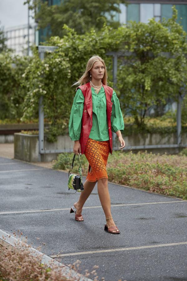 Verde, rojo y naranja. La suma ideal. Y otra vez un look con chaleco. Ojo a esta prenda que ya reina en el street style y  está llegando con fuerza a las firmas low cost .