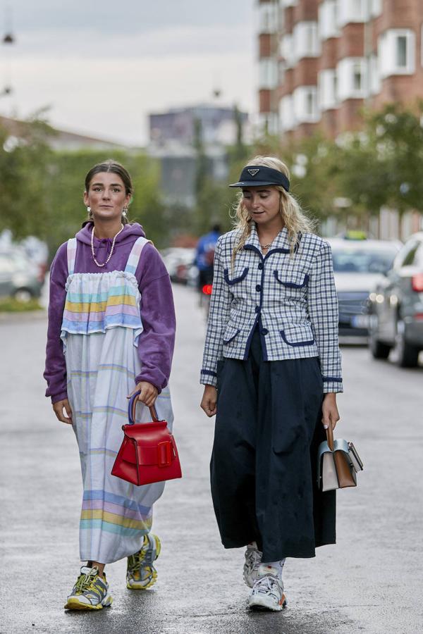Sí, siguen reinando las deportivas como calzado de otoño. Y lo increíble es que quedan bien con todo, hasta con los looks más insospechados.