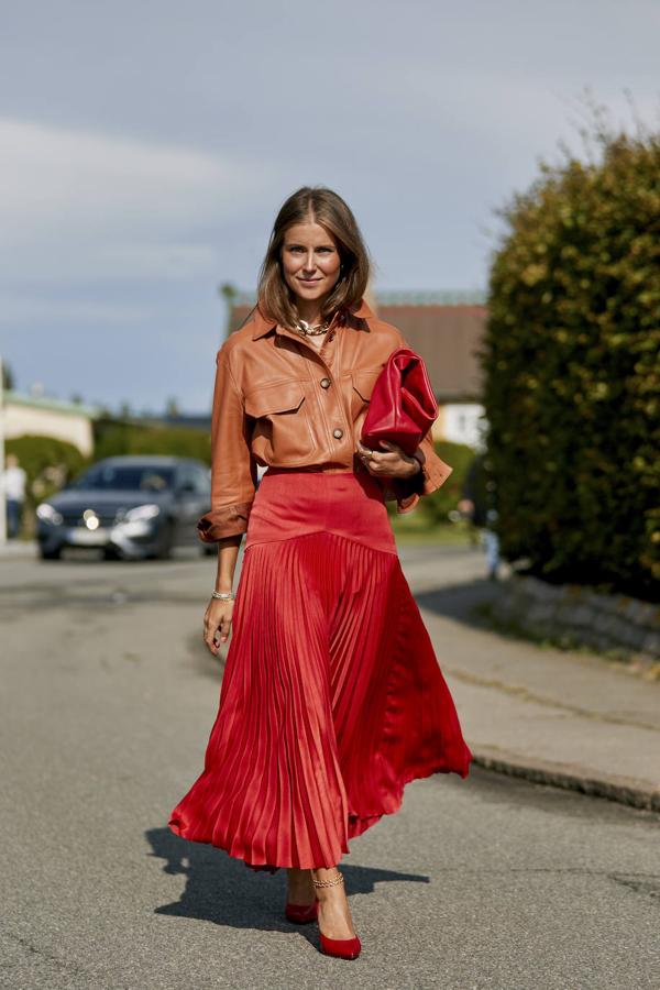 Una falda plisada siempre es elegante y tiene mil y una formas de combinarla. Este look nos ha parecido irresistible. ¿Y a ti?