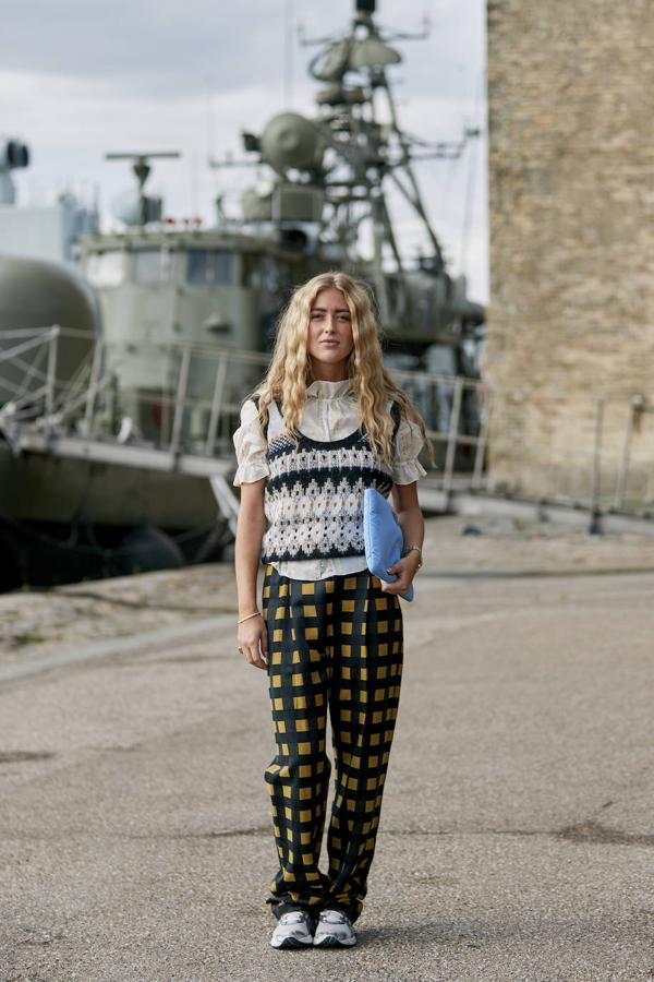 Volvemos al chaleco, esta vez de punto y combinado de la forma, aparentemente, más inverosímil. Pero el resultado es absolutamente perfecto.