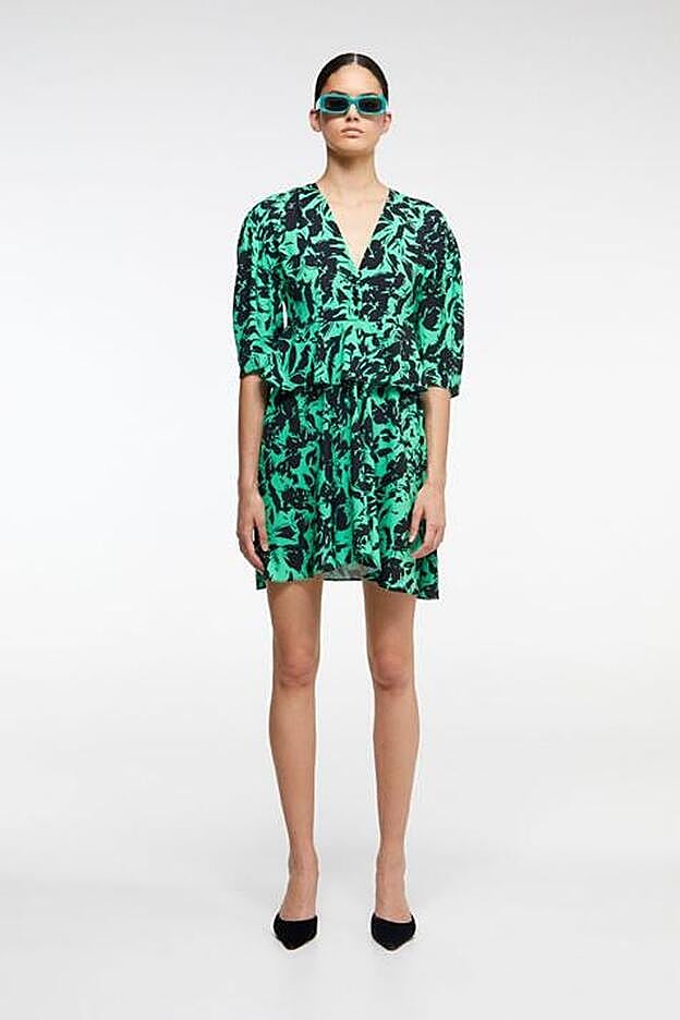 El estilo retro es uno de los indiscutibles protagonistas de este vestido de Sfera.