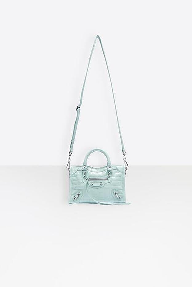 Bolso de hombro Classic Nano City de piel de charol verde claro con efecto cocodrilo, 995 euros.