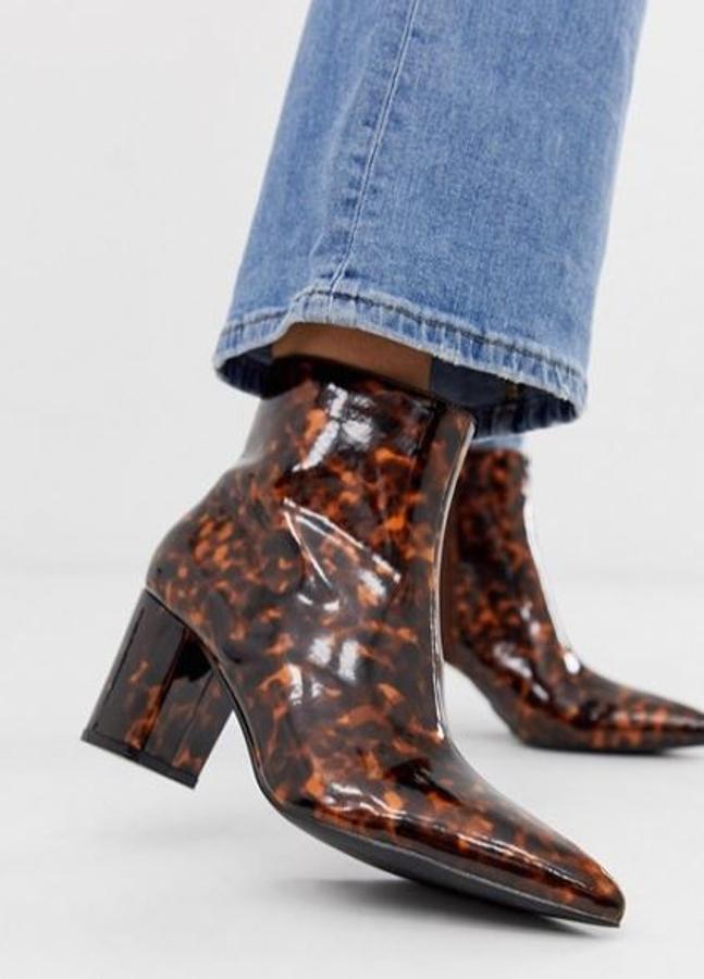 ¿Cansada de los tradicionales botines negros? Dale un aire distinto a tus estilismos. De Asos, (48,99 euros).