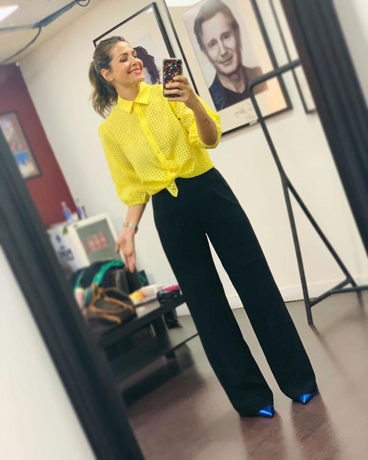 ¿Quién dijo que el amarillo da mala suerte? Nuria confirmó que no con este estilismo con camisa de Pimkie que combinó con pantalones negros de Dolores Promesas.