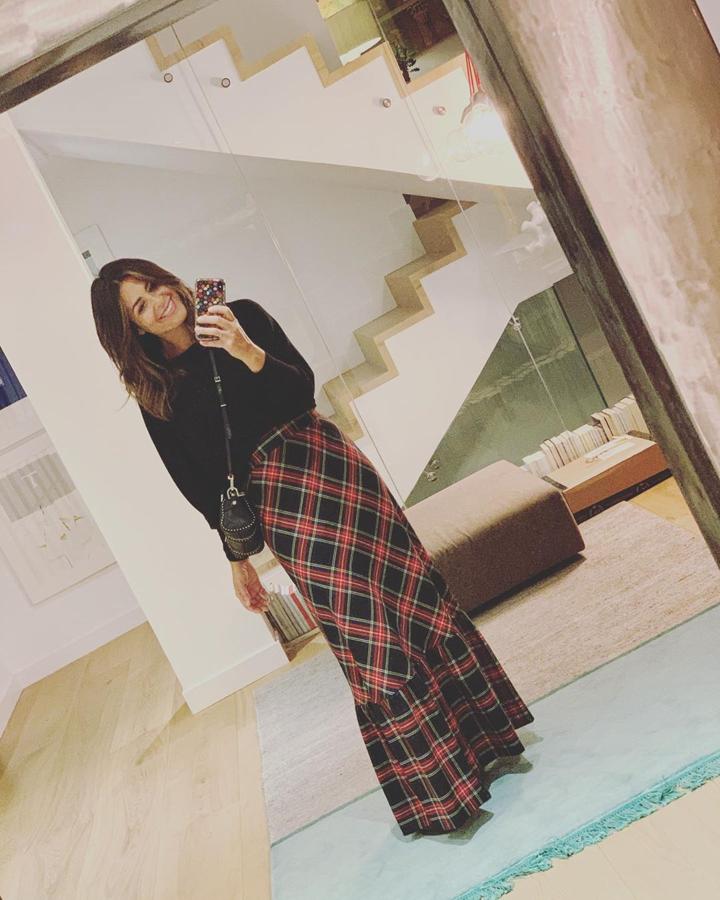 Nuria Roca dio una lección de estilo al demostrar  cómo combinar con éxito  una maxi falda de cuadros (muy complicada) de Kolonaki.