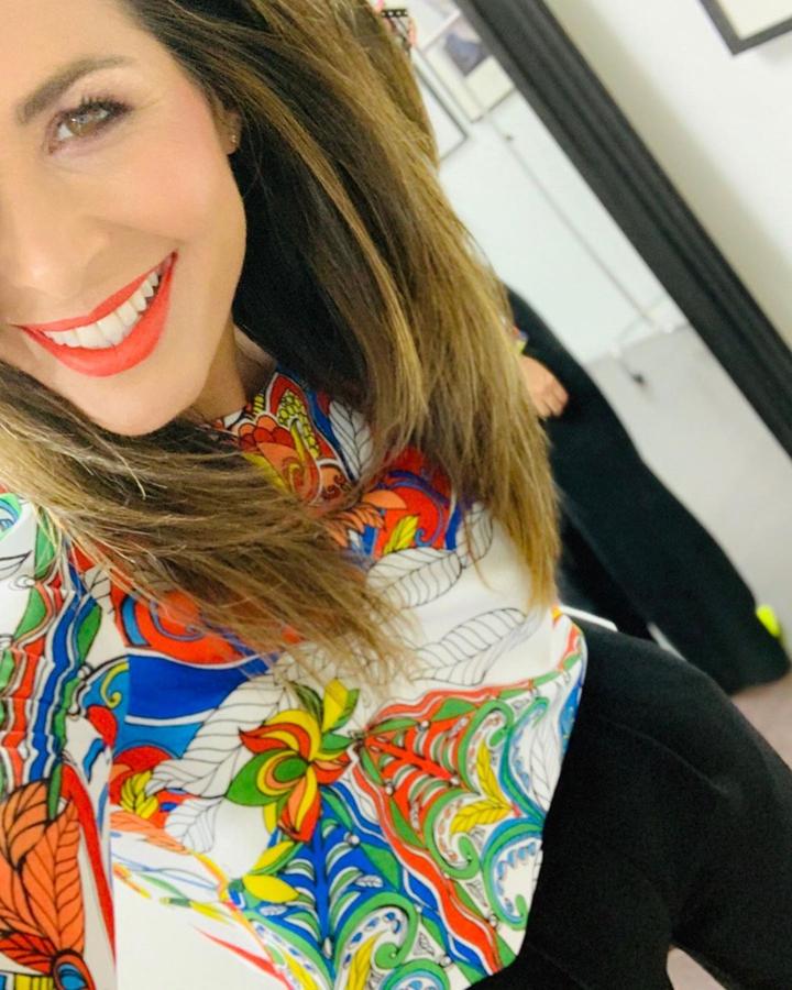 Nuria Roca combinó con unos pantalones negros esta blusa estampada de colores de Dolores Promesas y es nuestra favorita para  combinar con infinitos looks .