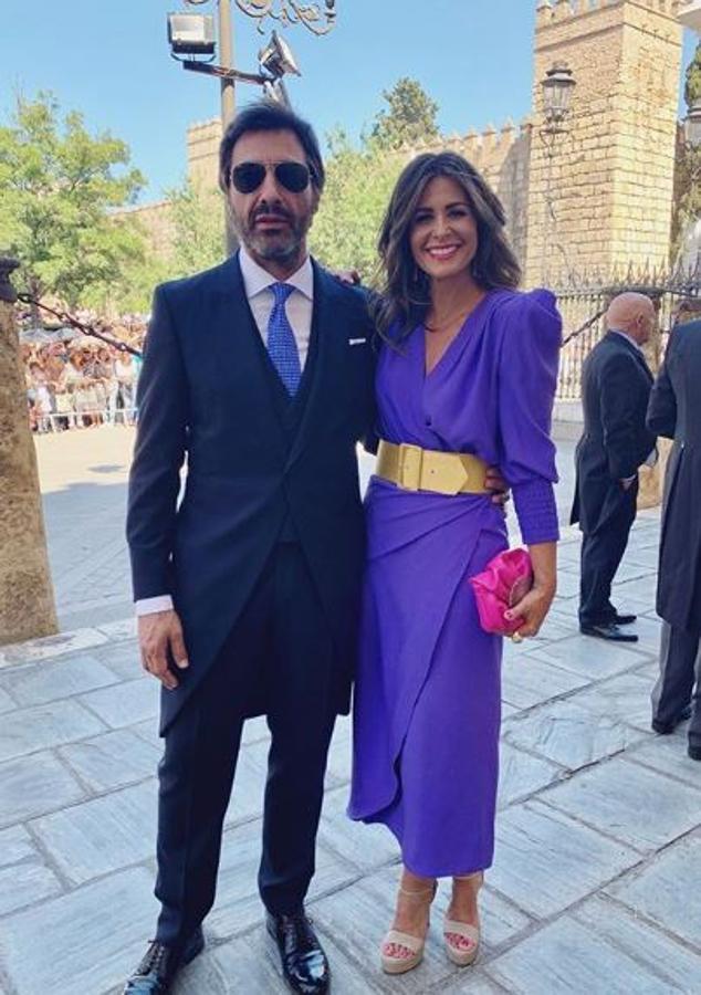 Nuria Roca fue una de las mejor vestidas de entre todas las invitadas a la boda de Sergio Ramos y Pilar Rubio. Su vestido morado causó furor y nosotras ya  hemos encontrado otros similares  para copiarle este outfit de invitada.