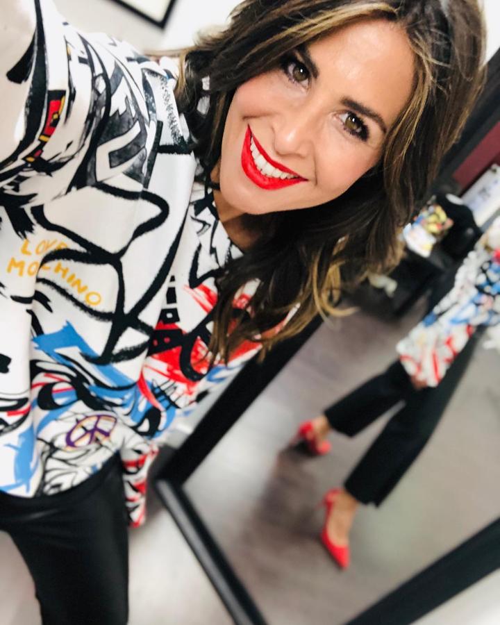Nuria Roca también sigue las tendencias y no dudó en unirse a la fiebre de Moschino con esta  sudadera estampada .