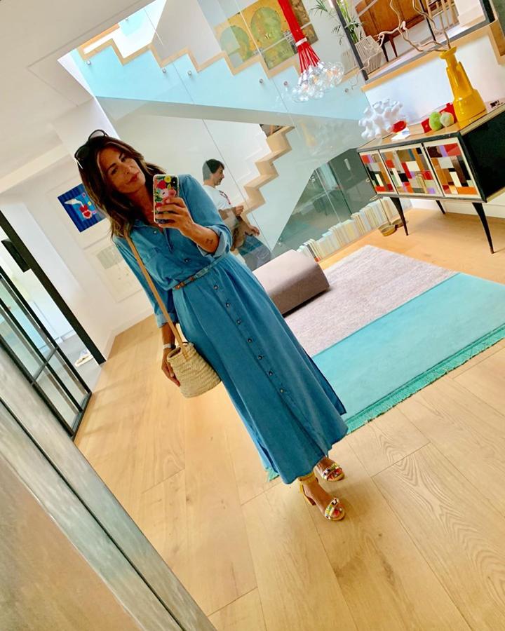 Este vestido vaquero que tanto estiliza fue un exitazo en la cuenta de Instagram de Nuria Roca. Nosotras hemos buscado cómo copiarlo  en versión veraniega .