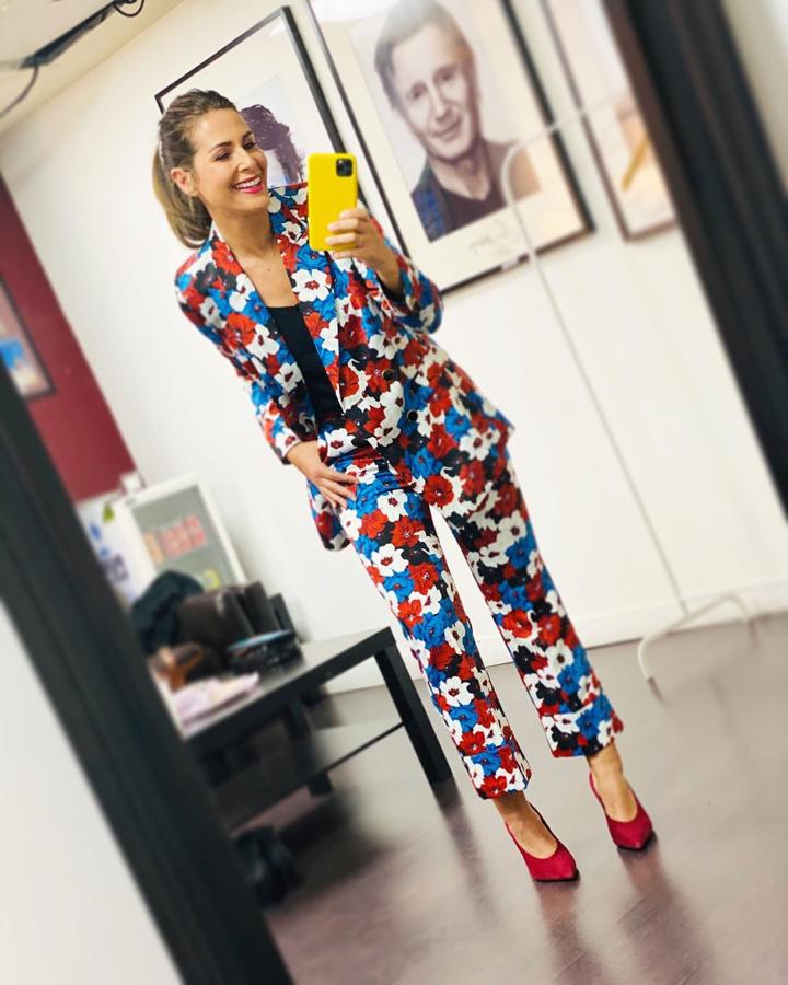 Nuria Roca dio la bienvenida a la primavera con  este traje de flores  tan bonito que combinó con salones rojos.