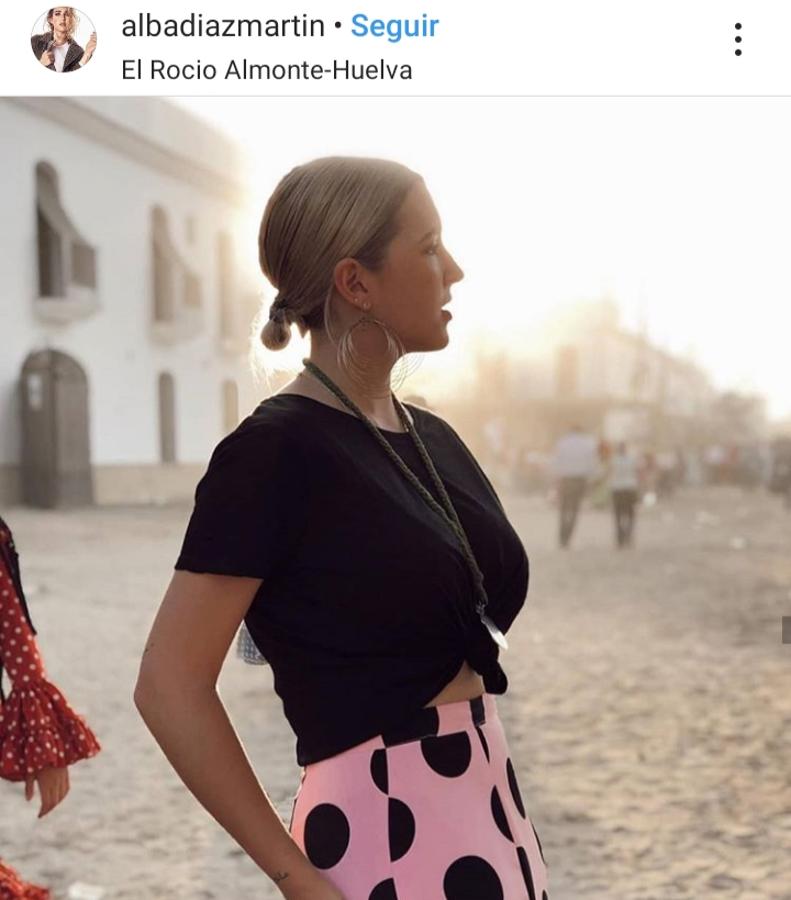 Alba Díaz sabe que una melena recogida y bien pulida nunca falla. Por eso su peinado favorito es este, con mini moño bajo y melena pulida hacia atrás. Este tipo de peinado no es desenfadado y tampoco incluye complementos, pero sí que consigue dar un toque súper elegante y rejuvenecedor a cualquier look y además hará que nuestro rostro y maquillaje se conviertan en los veraderos protagonistas.